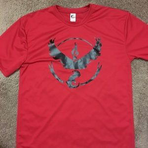 Men's size large Pokemon team valor t shirt